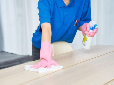 Mujer limpiando mesa